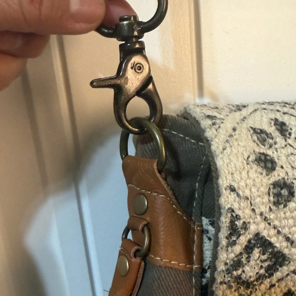 Spell Bound Messenger Bag in Olive green and Leather - Picture 16 of 16